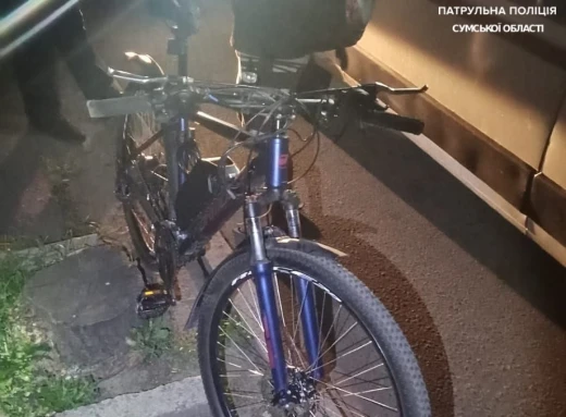 У Сумах велосипедист збив 14-річну дівчину на переході: постраждали обоє фото