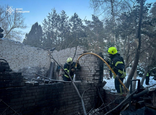 Наслідки ворожої атаки на Суми: рятувальники приборкали пожежу в приватному секторі фото
