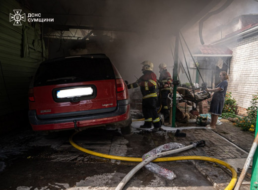 У Сумах під час ремонту загорівся автомобіль фото У Сумах під час ремонту загорівся автомобіль фото