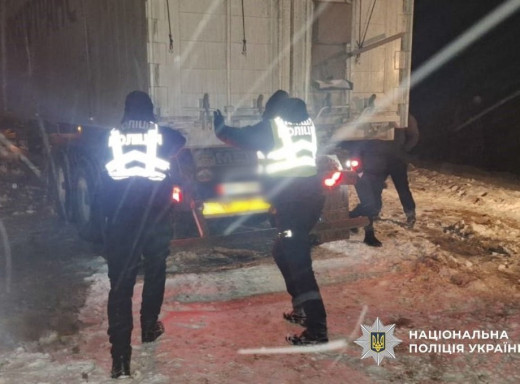 Негода паралізувала дороги: поліція повідомила про майже 900 ДТП за добу фото