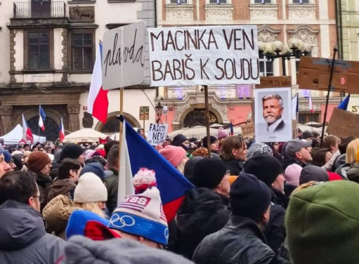 У Празі відбувся масовий мітинг на підтримку президента Петра Павла фото