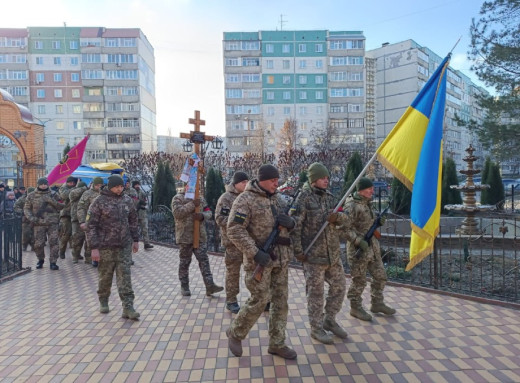 Сумська громада попрощалася з мужнім воїном Андрієм Осташевським фото