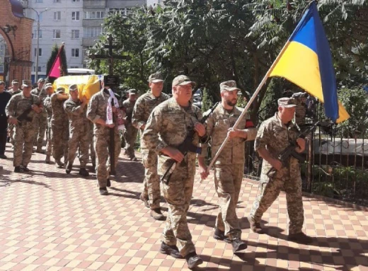 Сум’яни попрощалися із захисником Валерієм Варавенком фото