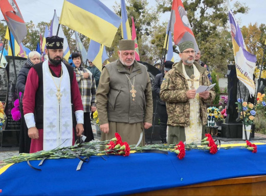 Лебединська громада попрощалася із захисником Денисом Обозним фото Лебединська громада попрощалася із захисником Денисом Обозним фото