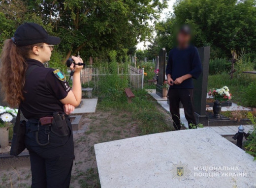 На Сумщині затримали чоловіка, який систематично обкрадав могили фото