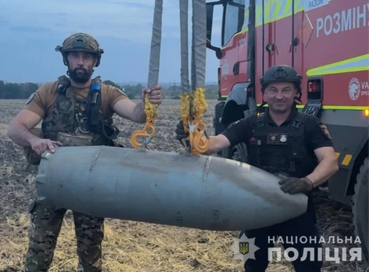 Під Сумами в полі знайшли ще одну російську авіабомбу, яка не здетонувала фото