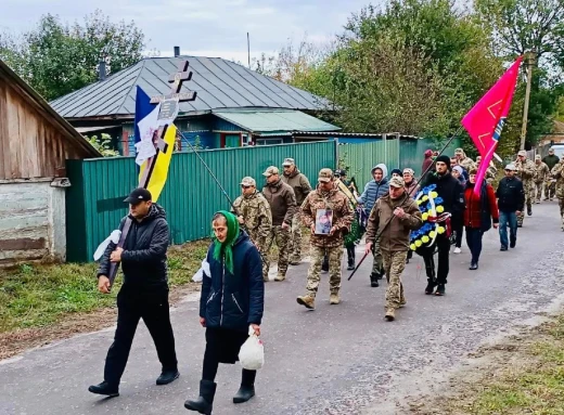 На Кролевеччині попрощалися із захисником Романом Ющенком фото