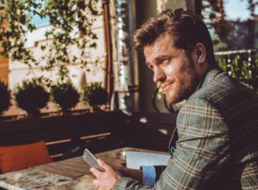 П’ять тривожних сигналів у поведінці партнера: поради психолога, як не стати жертвою нарциса фото