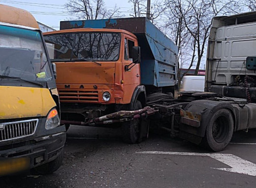 Аварія на Білопільському шляху: зіткнулися маршрутка та вантажівка фото