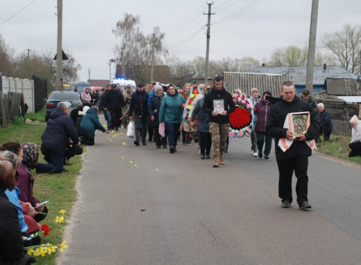 Шосткинська громада провела в останню путь прикордонника Олександра Середу фото