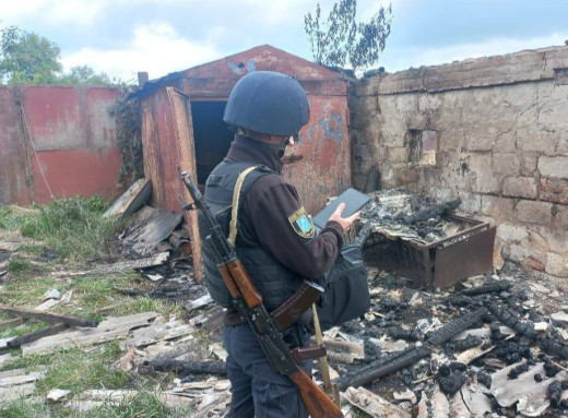 Поліція фіксує наслідки обстрілу Шосткинського району фото Поліція фіксує наслідки обстрілу Шосткинського району фото