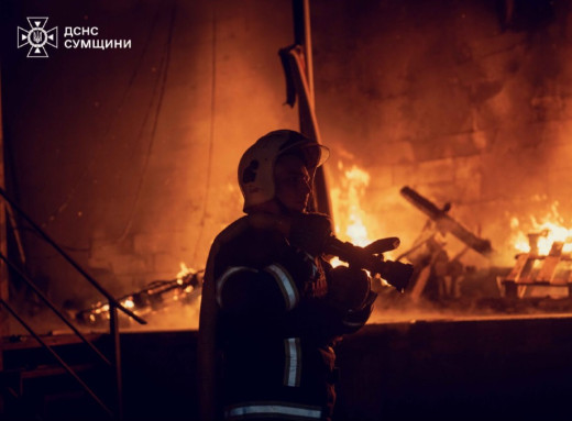 У Сумах рятувальники ліквідували пожежу після влучання "шахеда" (відео) фото