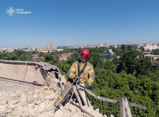 Служба порятунку ліквідувала наслідки влучання у дев'ятиповерхівку в Сумах фото