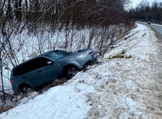 На Тростянеччині рятувальники витягли автомобіль із сім’єю з кювету фото