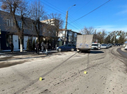 В Охтирці вантажівка збила пенсіонерку на пішохідному переході фото