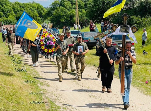 У Кролевецькій громаді провели в останню путь військовослужбовця Сергія Чубенка фото