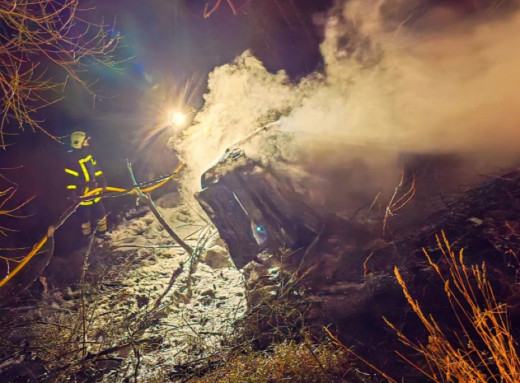 На Ямпільщині автомобіль з’їхав у кювет, перевернувся та загорівся фото