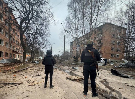 Перші хвилини після авіаудару: як глухівські правоохоронці рятували 6-річну дитину та дорослих фото