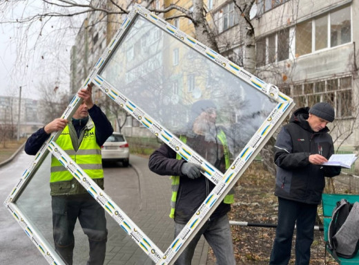 Сум’яни отримали перші вікна для будинку на вул. Героїв Крут, який постраждав від ракетного удару фото