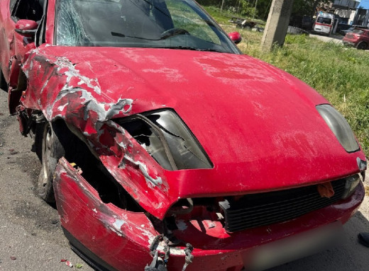 ДТП на Харківській у Сумах: через невдалий маневр вантажівки постраждали пасажири легковика фото