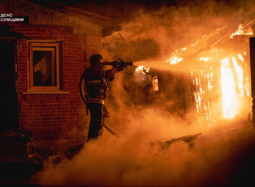Рятувальники ліквідували масштабну пожежу після нічної атаки "шахедів" на Суми (відео) фото