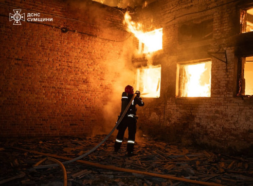 Рятувальники в Сумах ліквідували масштабну пожежу після атаки "шахедів" фото Рятувальники в Сумах ліквідували масштабну пожежу після атаки "шахедів" фото
