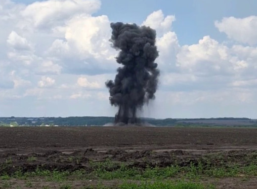 На Сумщині прикордонники знешкодили півтонну російську авіабомбу фото