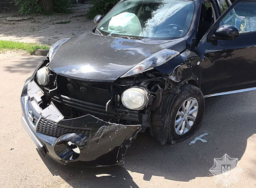 У Сумах водійка Nissan наїхала на стовп фото У Сумах водійка Nissan наїхала на стовп фото