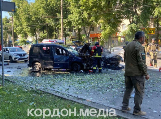 Ворог поцілив в автівки у центрі Сум: є загиблий та поранені фото Ворог поцілив в автівки у центрі Сум: є загиблий та поранені фото