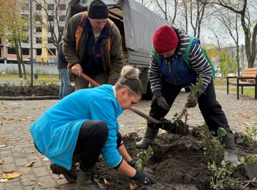 Сквер Героїв 3-ої окремої штурмової бригади у центрі Сум буде квітнути яскравіше фото