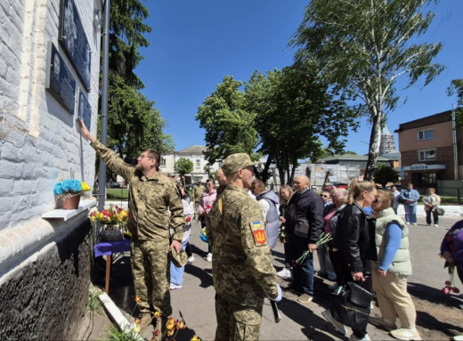 У Лебедині відкрили меморіальну дошку полеглому захиснику Сергію Кулябці фото У Лебедині відкрили меморіальну дошку полеглому захиснику Сергію Кулябці фото