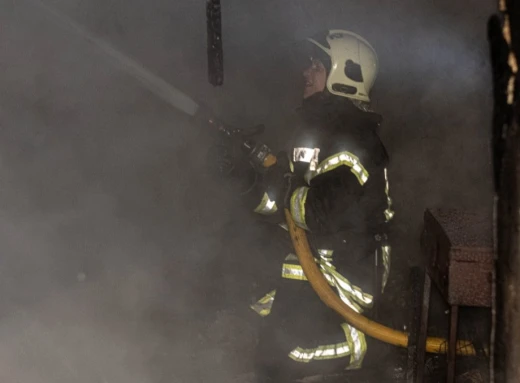 Рятувальники Сум запобігли масштабному загорянню в житловому секторі фото