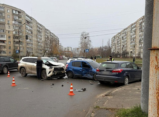 На перехресті в Сумах сталася потрійна ДТП фото