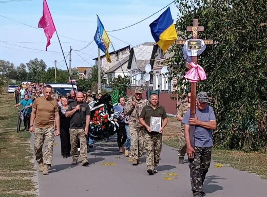 У Кролевецькій громаді попрощалась із своїм героєм Валерієм Власенком фото