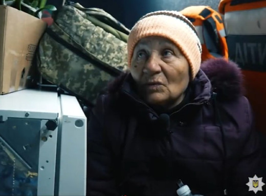 Сумські поліцейські евакуювали літнє подружжя з прикордонного села попри ворожі обстріли фото Сумські поліцейські евакуювали літнє подружжя з прикордонного села попри ворожі обстріли фото