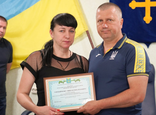 Родичі загиблих захисників Охтирки отримали свідоцтва «Почесного громадянина міста-героя» фото Родичі загиблих захисників Охтирки отримали свідоцтва «Почесного громадянина міста-героя» фото