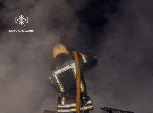 У Сумському районі спільними зусиллями ДСНС та місцевої команди ліквідували масштабне загоряння фото