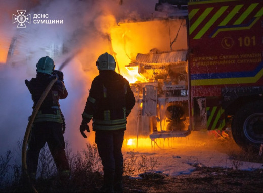 У Сумах ворог свідомо атакував рятувальників: знищено пожежний автомобіль (відео) фото