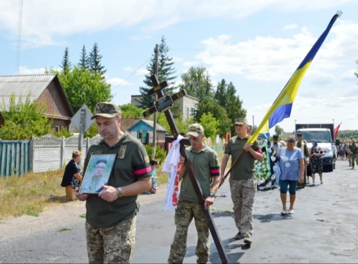 Лебединська громада попрощалася із молодшим сержантом Сергієм Іващенком фото