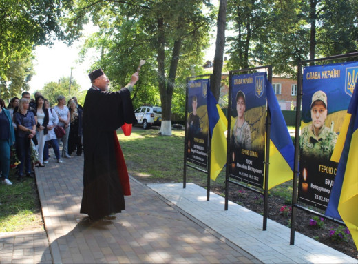 У селі Сад на Сумщині відкрили Алею Слави на честь загиблих захисників фото У селі Сад на Сумщині відкрили Алею Слави на честь загиблих захисників фото