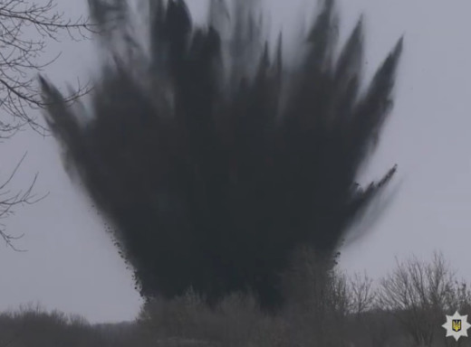 Небезпечна знахідка у полі: збита ворожа крилата ракета розвалилася на фрагменти неподалік населеного пункту фото