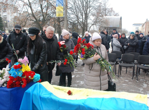 Шосткинці попрощалися із захисником Віталієм Мацаком фото