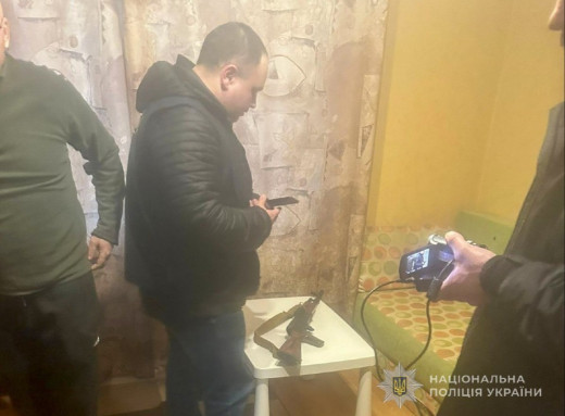 Сум’янину повідомлено про підозру за незаконне зберігання автомата, боєприпасів та гранати фото