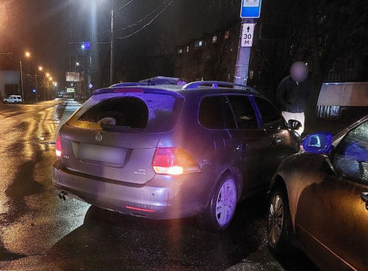 На вулиці Металургів у Сумах 23-річний водій Volkswagen Golf спровокував ДТП фото