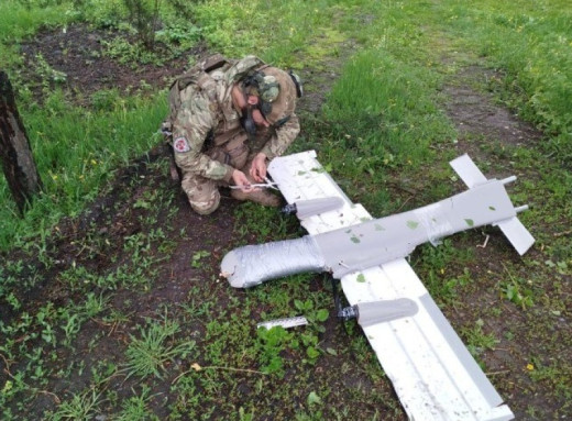 Вибухотехніки поліції знешкодили ворожий ударний безпілотник на Сумщині фото
