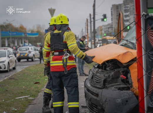 Кількість травмованих у Сумах після удару російського безпілотника зросла до 12 людей фото Кількість травмованих у Сумах після удару російського безпілотника зросла до 12 людей фото