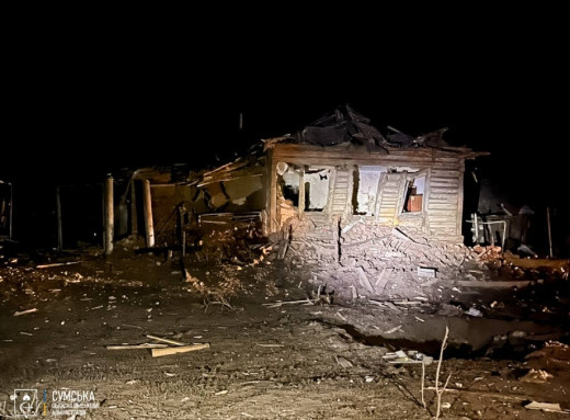росіяни вранці атакували Сумську громаду КАБом та дронами: пошкодили будинки та знищили авто газовиків фото