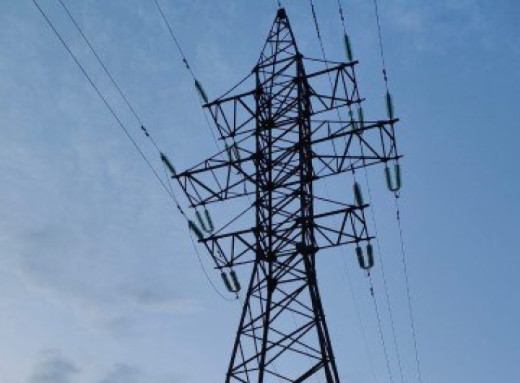 Ризиковане селфі: на Сумщині хлопця вдарило струмом на високовольтній опорі фото