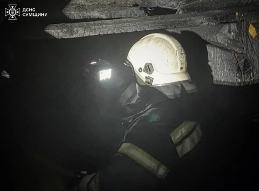 У Шостці вогнеборці врятували семиквартирний будинок від пожежі (відео) фото