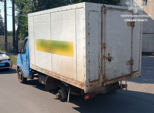 У Сумах вантажівка втратила колесо на ходу, травмувавши жінку на тротуарі фото